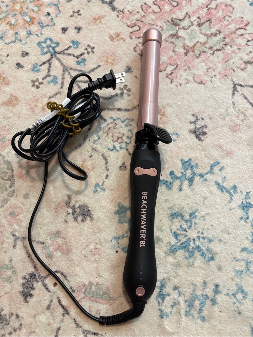 Beachwaver Co. B1 Rotating Curling Iron in the Midnight Rose color. Like NEW!